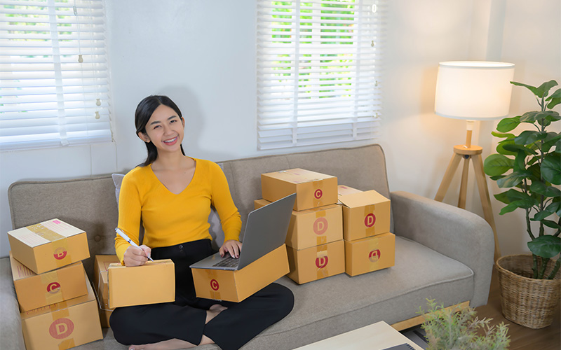 G-Move customer labeling small boxes for a smooth moving day.